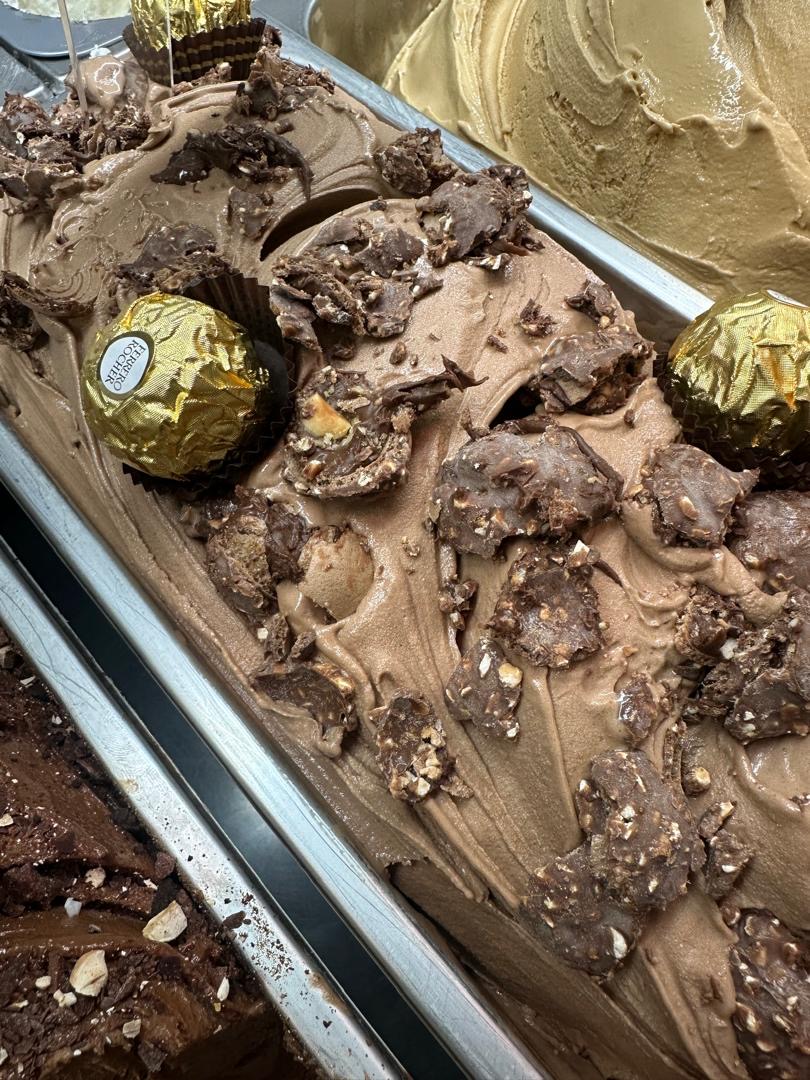 Helado de chocolate con Ferrero Rocher