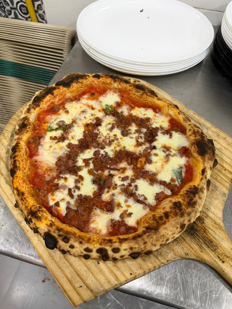 Pizza con carne molida y albahaca fresca