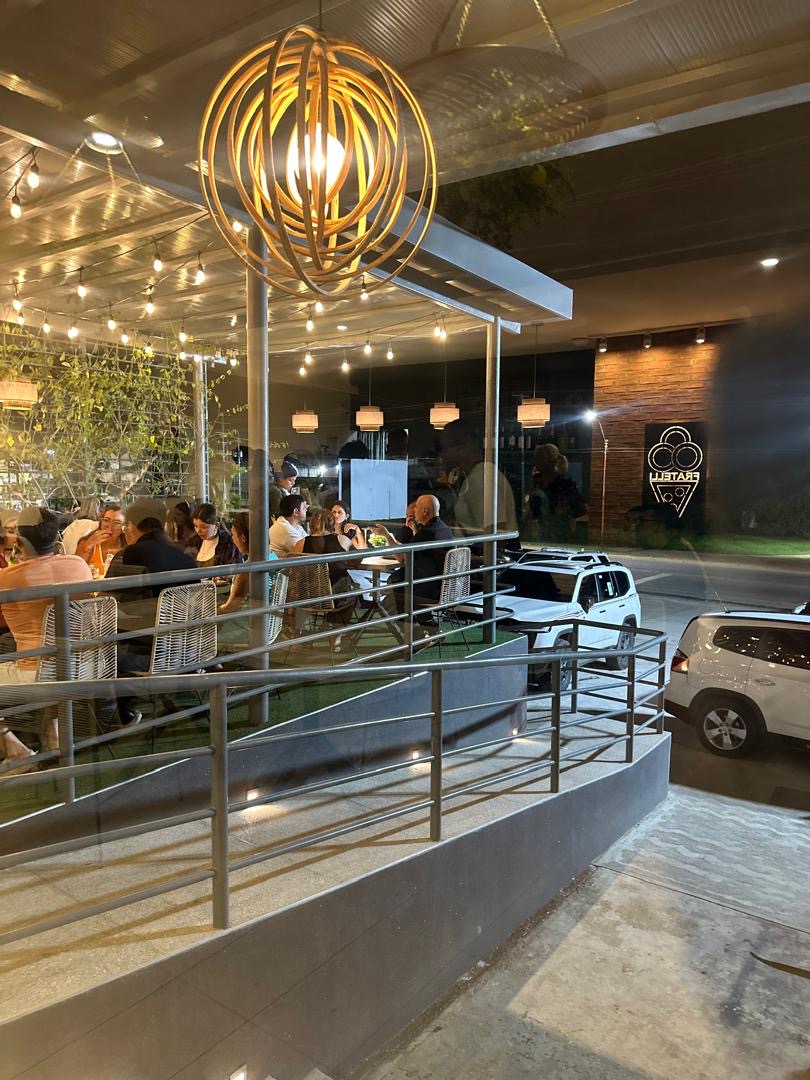 Terraza de Fratelli Ristorante de noche en Tucacas