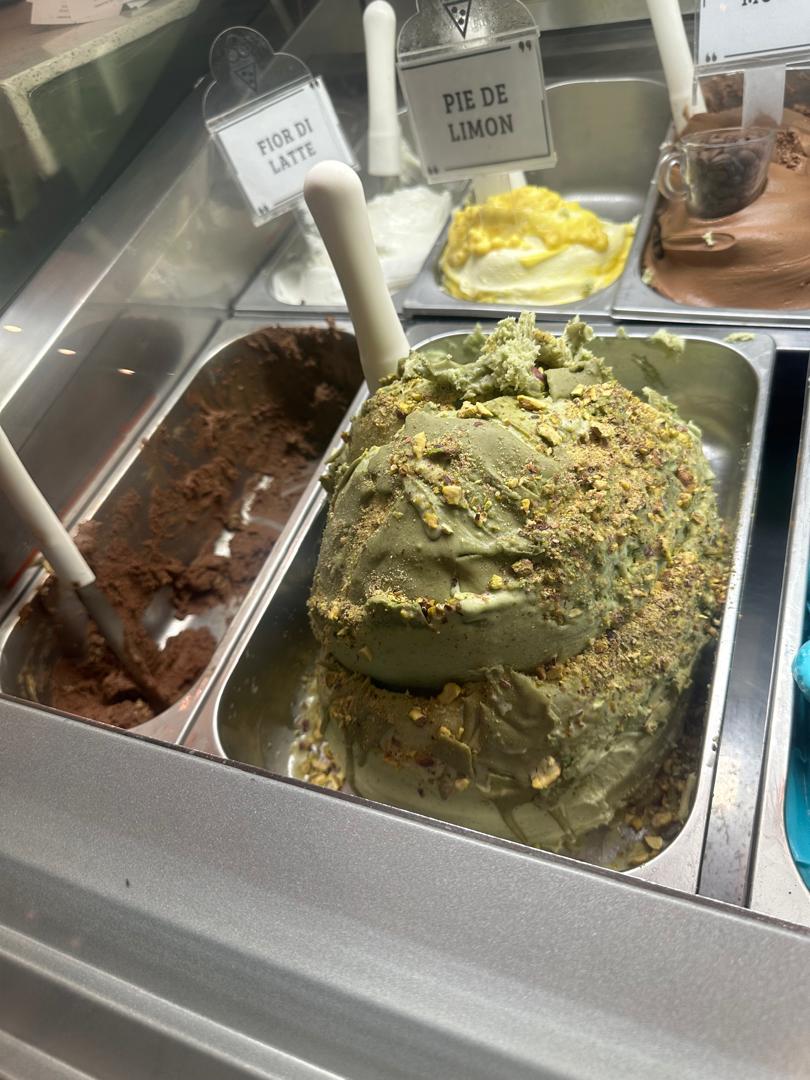 Gelato de pistacho con pistachos triturados