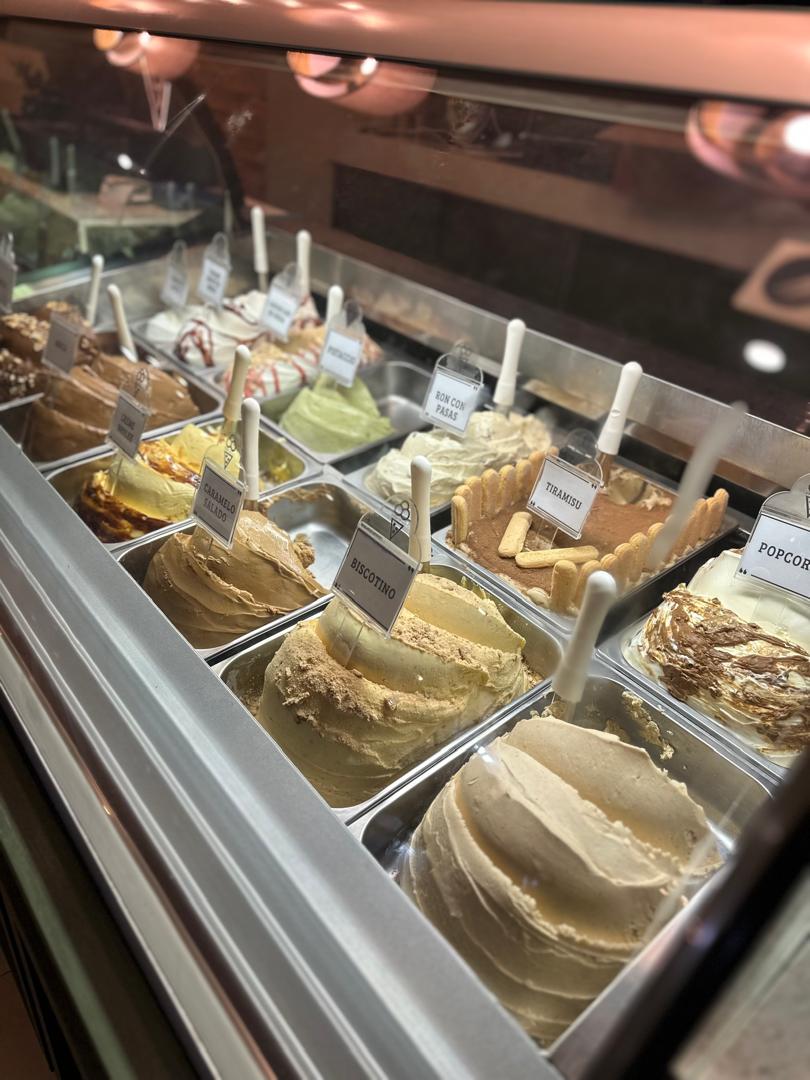 Vitrina de helados artesanales italianos