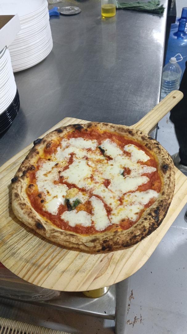 Pizza margherita napolitana recién horneada