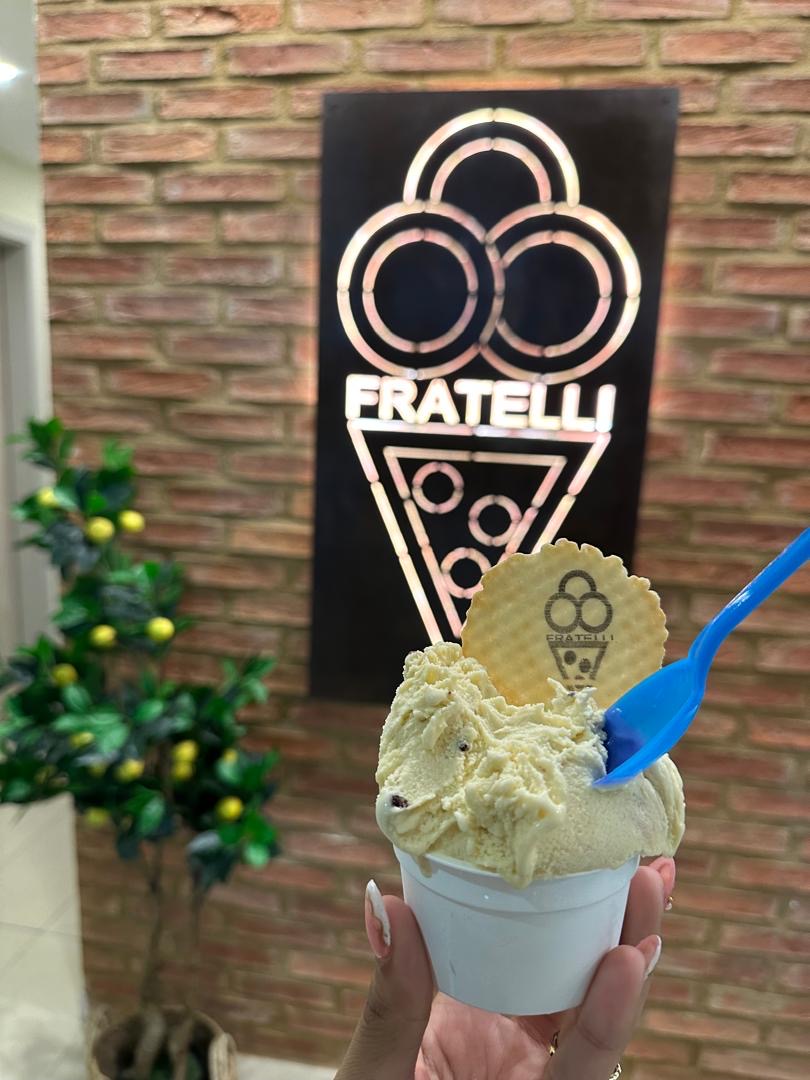 Gelato artesanal frente al letrero neón de Fratelli